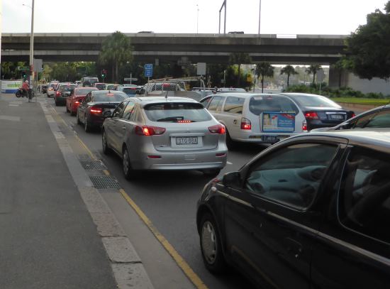 queuing traffic in Sydney showing no stopping line