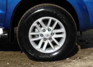 toyota-hilux-sr5-2014-wheel