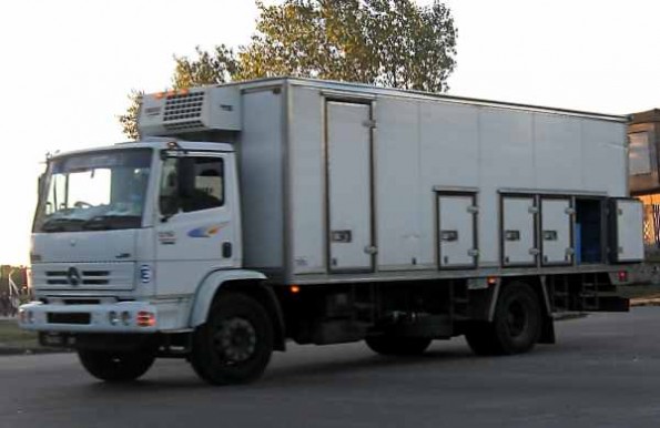 Refrigerated box truck