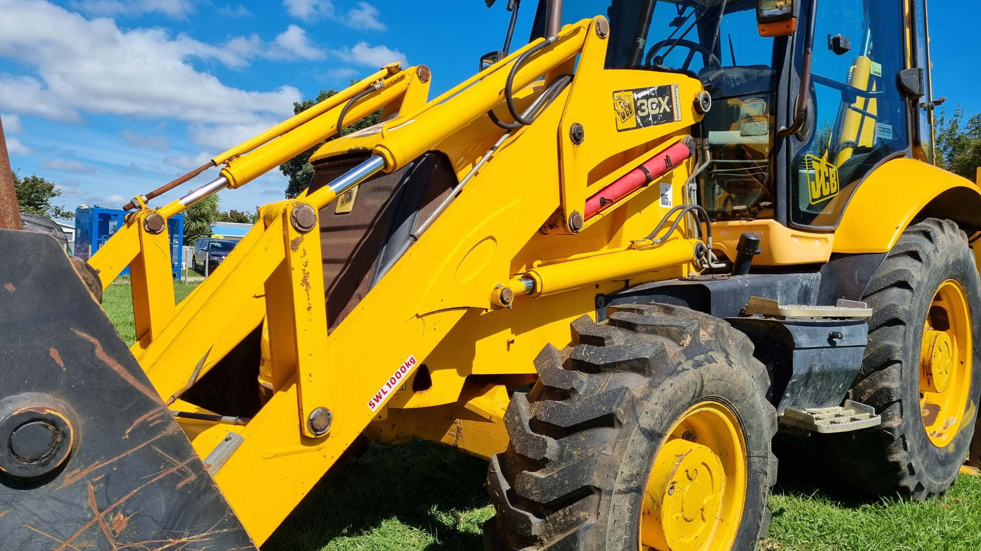 What is a hydraulic cylinder or ram on a truck?