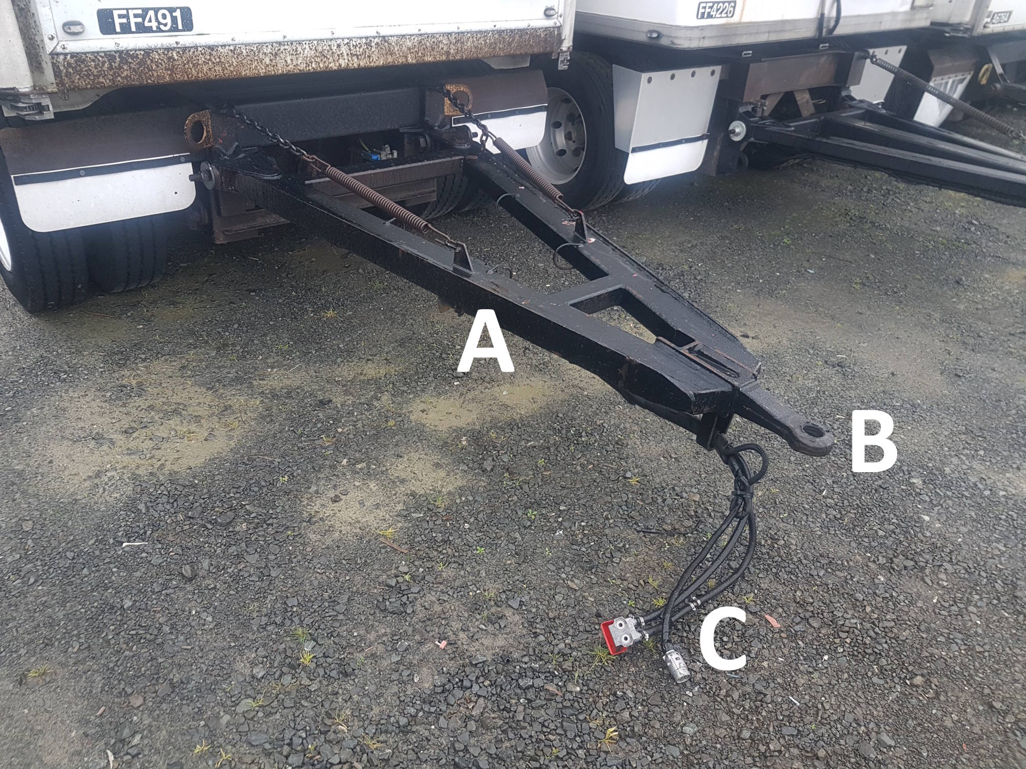 How do you connect a truck and dog trailer?